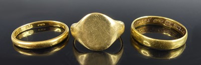 Lot 2529 - An 18ct gold plain signet ring, London 1921,...