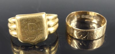 Lot 2703 - A gent's 9ct gold signet ring, Chester 1916,...