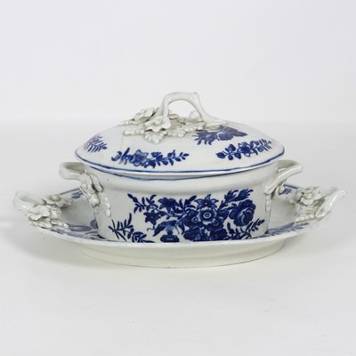 Lot 244 - An 18th century Worcester porcelain butter tub...