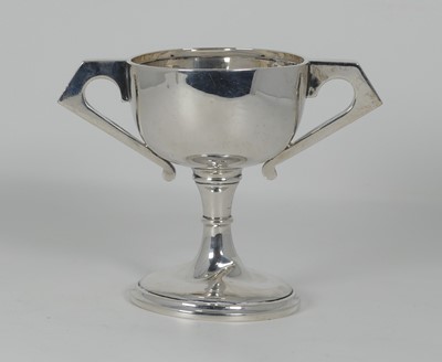 Lot 316 - An Edward VII silver trophy cup, London 1904,...