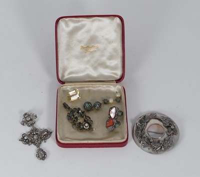 Lot 330 - A collection of jewellery to include a...