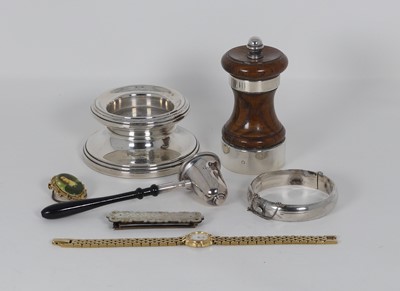 Lot 301 - A collection of various items to include a...