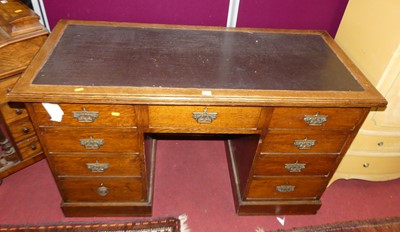 Lot 1160 - An Edwardian oak and rexine inset kneehole...