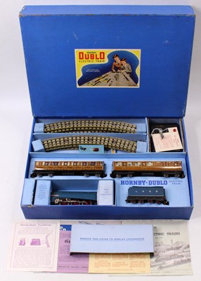 Lot 273 - Hornby-Dublo 3-rail passenger set EDP1 ‘Sir...