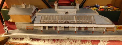 Lot 1520 - A small collection of 0 gauge related coaches,...