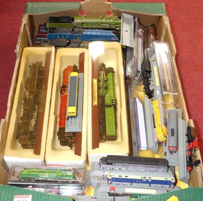 Lot 1542 - A tray of 00 gauge/N gauge modern static...