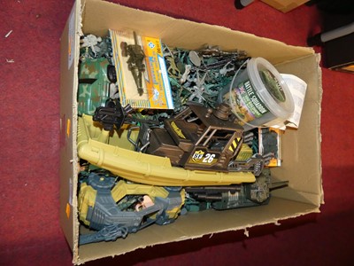 Lot 1606 - A box of loose plastic miniature soldier...