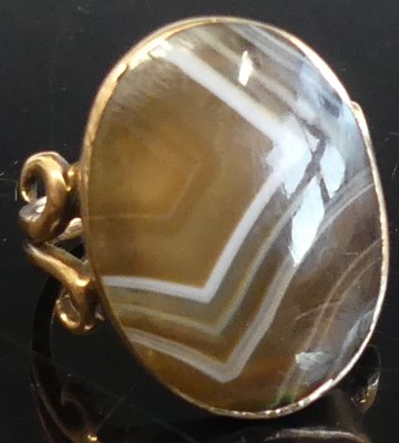 Lot 420 - A 9ct gold and banded agate tablet ring, 4.1g,...