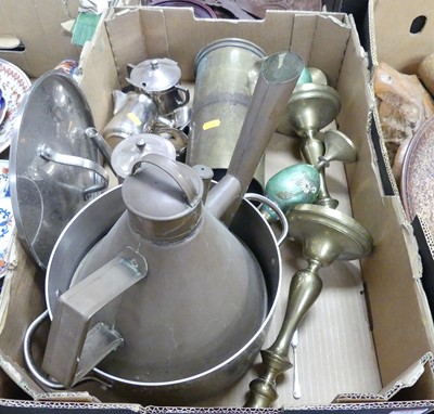 Lot 724 - A collection of metal wares to include...