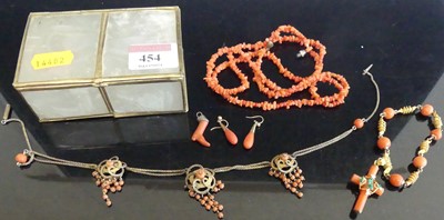 Lot 454 - Assorted costume jewellery, to include natural...