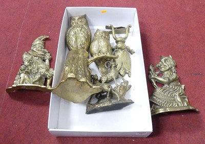 Lot 736 - A collection of brassware to include a Punch &...