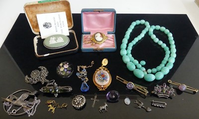 Lot 459 - Assorted costume jewellery, to include beaded...