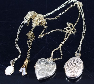 Lot 483 - A modern 9ct gold heart shaped picture locket,...