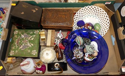 Lot 517 - Miscellaneous items to include a blue glass...