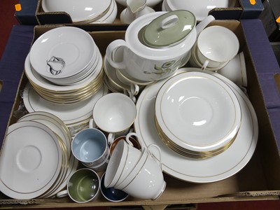 Lot 650 - A collection of dinnerwares, to include Royal...