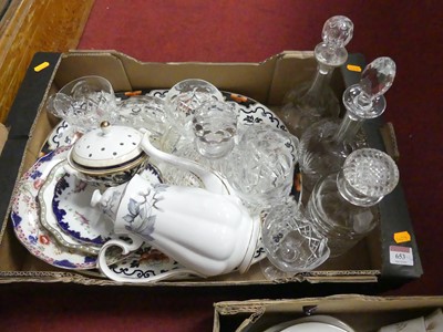 Lot 653 - A collection of ceramics and glassware to...