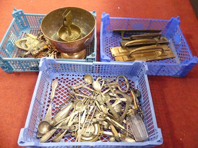 Lot 659 - A collection of metalware to include brass...