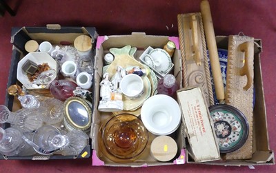 Lot 667 - A collection of ceramics and glassware to...