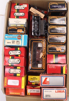 Lot 615 - One box of approx 24x 00 gauge wagons and two...