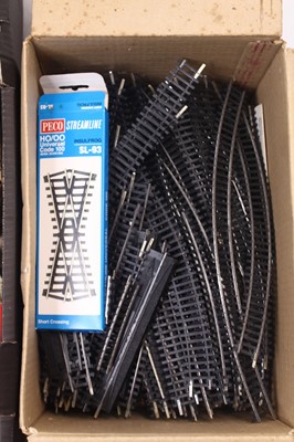 Lot 588 - A collection of Hornby Dublo spares, with 00...
