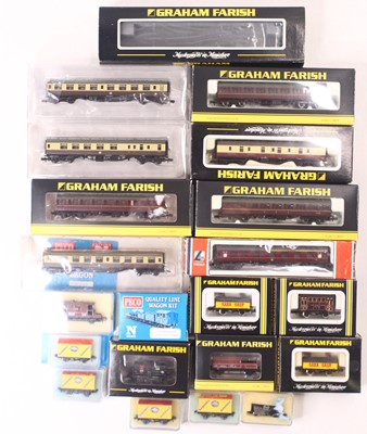 Lot 759 - A collection of N gauge rolling stock to...