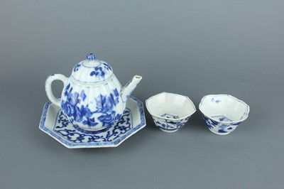 Lot 14 - A set of Chinese blue and white tea vessels,...