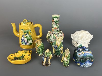 Lot 61 - A group of Chinese porcelain pieces, 19th to...