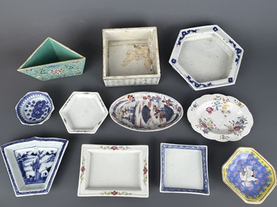 Lot 98 - A group of Chinese porcelain trays or vessels,...