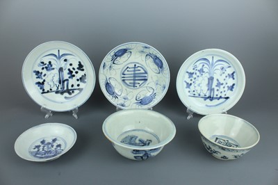 Lot 100 - Six Chinese blue and white vessels, Ming to...