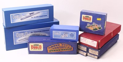 Lot 404 - A collection of Hornby-Dublo accessories,...