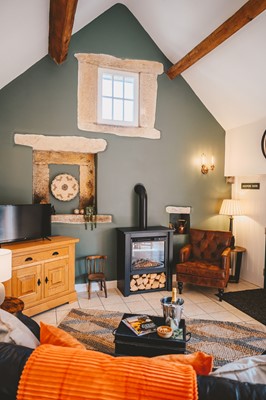 Lot 97 - Hoopers Barn, holiday cottage x4 nights’...