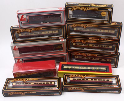 Lot 596 - One tray containing 00 gauge coaches by...