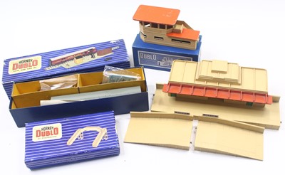 Lot 378 - A collection of Hornby Dublo buildings to...