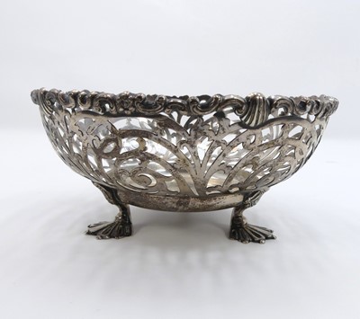 Lot 261 - An Edwardian silver bowl, of pierced circular...