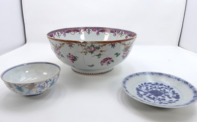 Lot 252 - An 18th century Chinese porcelain bowl,...