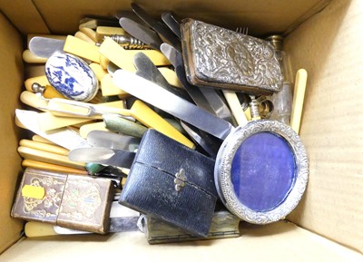 Lot 275 - A collection of miscellaneous items to include...