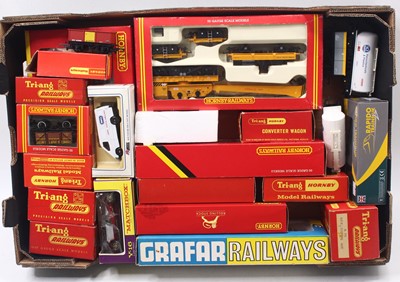 Lot 603 - A large tray containing 00 gauge wagons by...