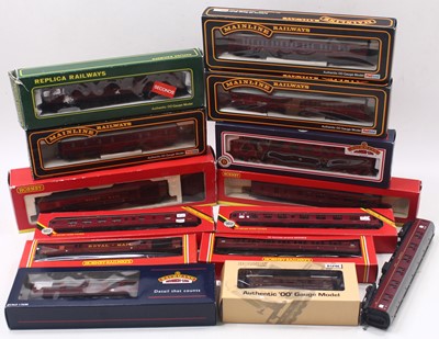 Lot 605 - One tray containing 00 gauge maroon coaches by...