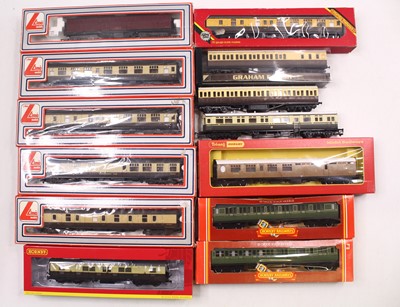 Lot 597 - One tray containing 00 gauge GWR coaches, and...