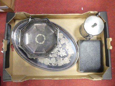 Lot 284 - A box of miscellaneous items to include a set...