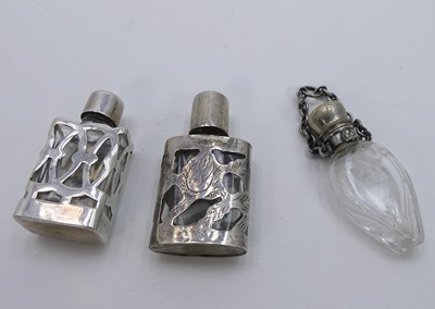 Lot 300 - An early 20th century scent bottle, the clear...