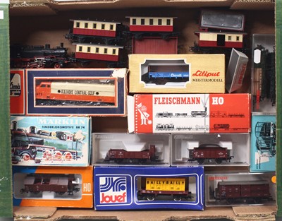 Lot 745 - A collection of HO gauge locos and rolling...