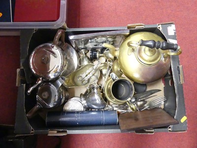 Lot 177 - A collection of metal ware to include Arts &...