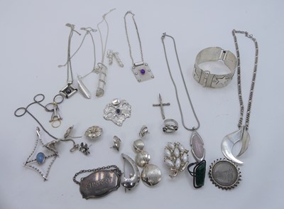 Lot 472 - A collection of assorted silver and white...