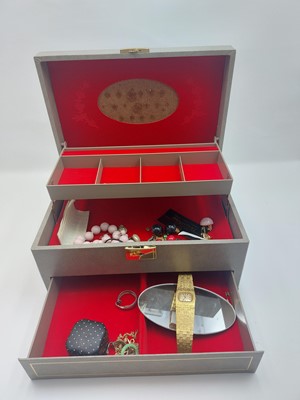 Lot 482 - A jewellery box and contents to include a lady'...