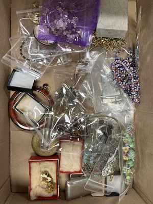 Lot 487 - A collection of miscellaneous items to include...