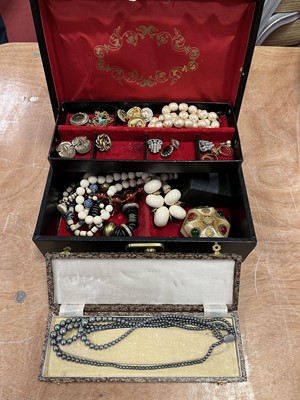 Lot 488 - A leather clad jewellery box and contents to...