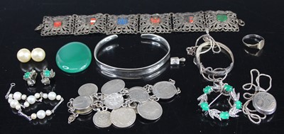 Lot 356 - A bag of assorted costume jewellery, to...