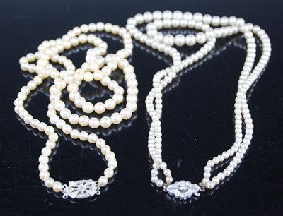 Lot 362 - A faux pearl double string choker, having...