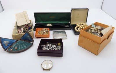 Lot 563 - A collection of jewellery to include two...